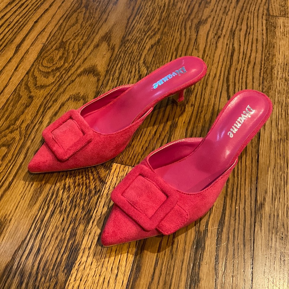 Pink kitten heal pointed-toe slides